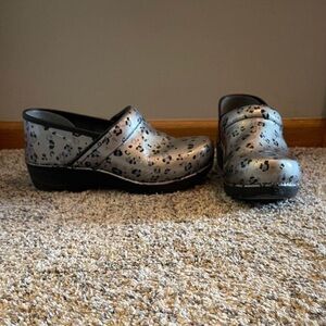 Dansko XP 2.0 leopard clogs